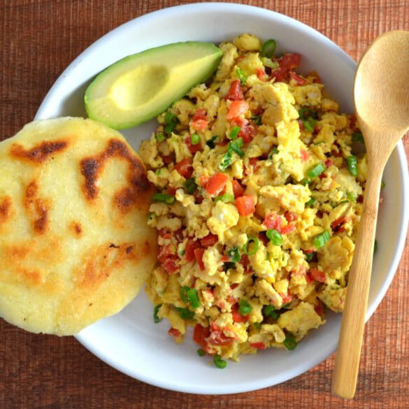 Huevos Pericos (Colombian Scrambled Eggs with Tomatoes and Scallions ...